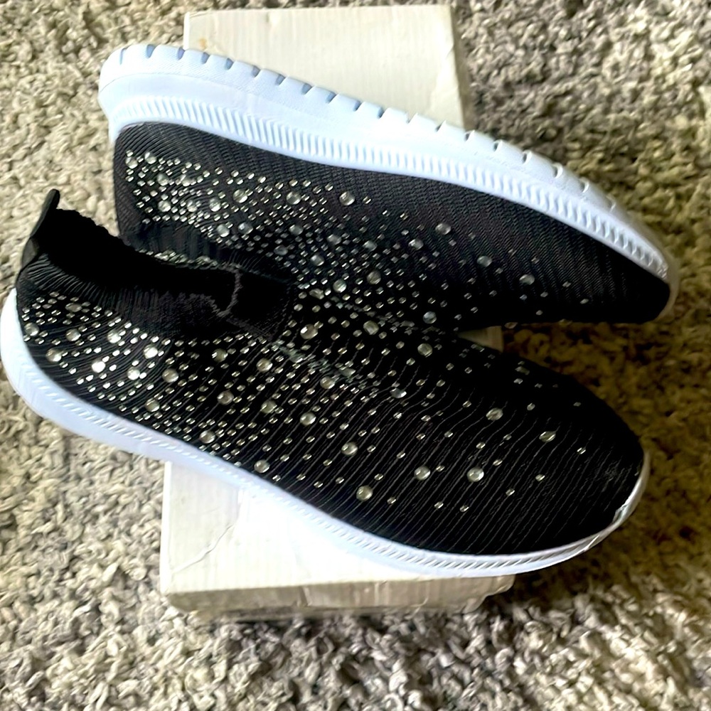 Black sparkling walking shoes